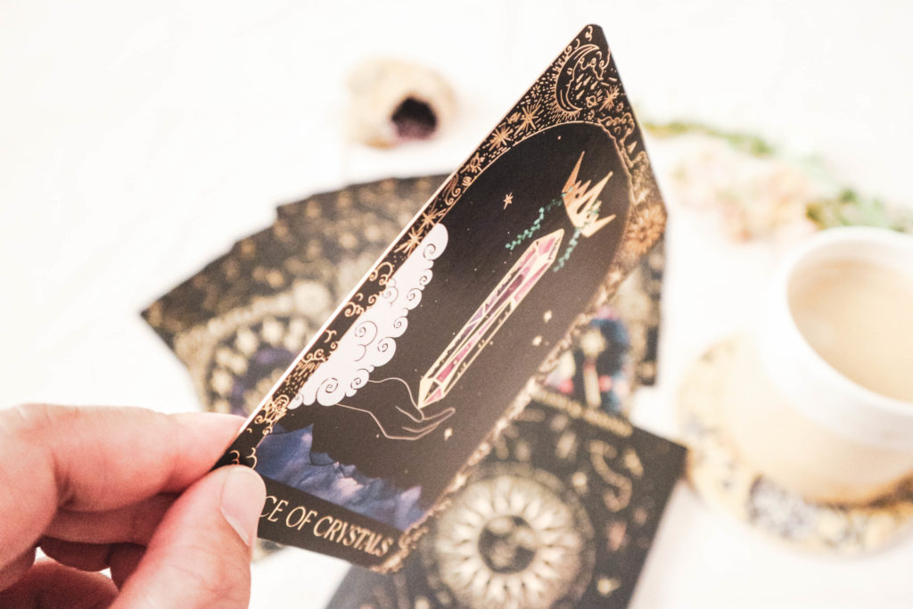 A tarot card on its side showing its thickness.