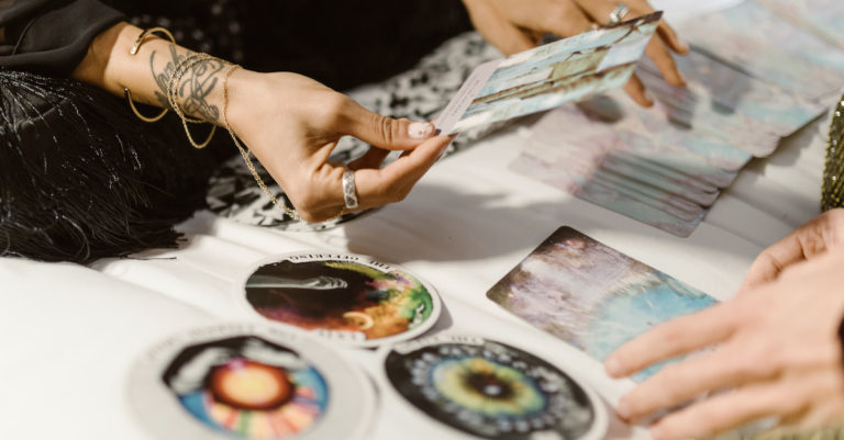 learn-tarot-cards-with-these-top-5-tarot-blogs-for-beginners